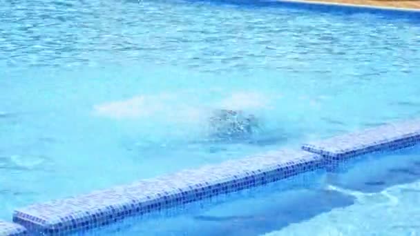 青い水のプールの少年 水泳プールで遊ぶ幸せな子供 — ストック動画