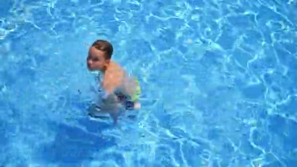 Vtipálek Letních Prázdninách Šťastný Chlapec Relaxovat Bazénu Dovolené — Stock video