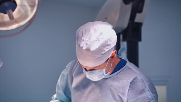 Γιατρός Στο Χειρουργείο Διαδικασία Χειρουργικής Επέμβασης Χρήση Ιατρικού Εξοπλισμού — Αρχείο Βίντεο