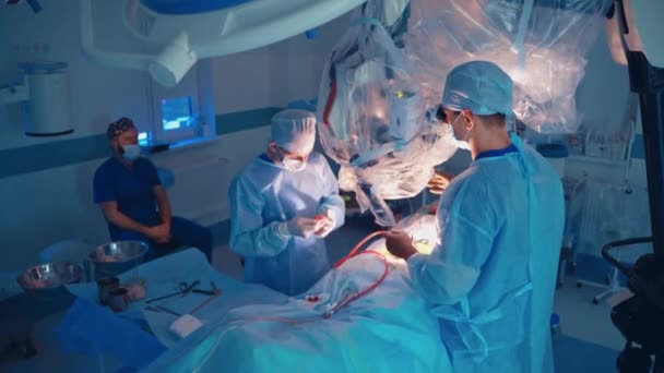 Grupo Médicos Operando Grupo Cirujanos Trabajando Quirófano — Vídeo de stock