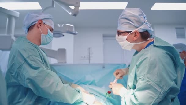 Χειρουργοί Ομάδας Στενή Άποψη Των Χειρουργών Στη Λειτουργία Των Βλαστοκυττάρων — Αρχείο Βίντεο