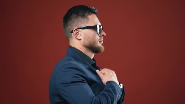 Porträtt Stilig Affärsman Porträtt Stilig Manlig Modell Glasögon Poserar Mot — Stockvideo