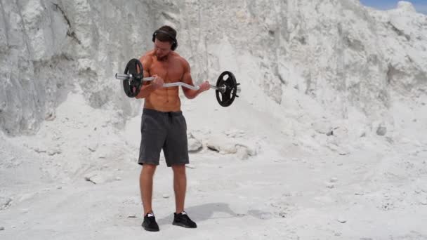 Człowiek Ćwiczący Naturze Mężczyzna Bez Koszulki Model Ćwiczenia Świeżym Powietrzu — Wideo stockowe