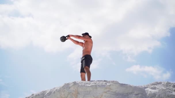 Homem Fazer Exercício Kettlebell Atleta Treinando Fazendo Exercícios Livre — Vídeo de Stock