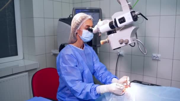 Pacienti Kataraktou Během Operace Oftalmologičtí Chirurgové Oftalomologickým Chirurgickým Nářadím Během — Stock video