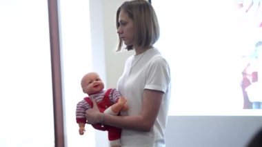 Konuşan kadının portresi. Atölye konferansında bir dinleyiciyle iletişim kuran kadın girişimci