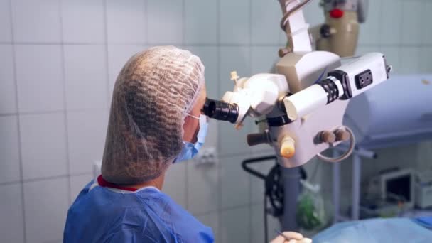Dokter Oogheelkunde Chirurg Oculist Voert Chirurgische Behandeling Van Het Corrigeren — Stockvideo