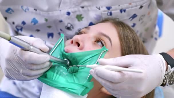椅子の歯科医院の患者 歯科クリニックでの治療中に歯科医の女性のビューを閉じます — ストック動画