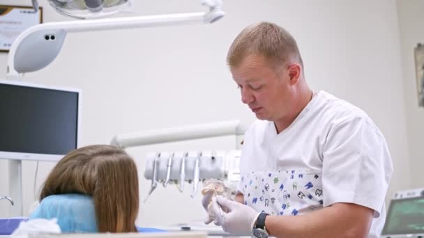 Zahnarzt Bei Der Arbeit Büro Zahnarzt Heilt Patientin Der Stomatologie — Stockvideo