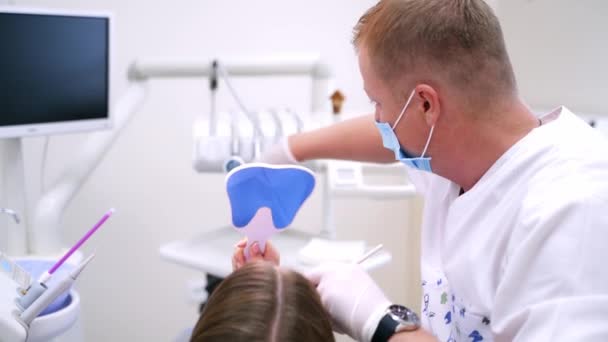 Paciente Clínica Odontología Odontólogo Masculino Trabajando Pacientes Dientes — Vídeo de stock