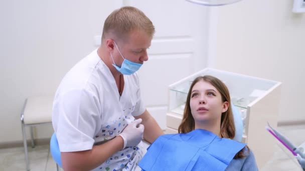 Arzt Und Patient Zahnarztpraxis Nahaufnahme Einer Patientin Zahnarztstuhl — Stockvideo