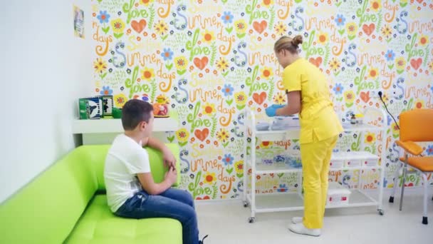 Doktorn Förbereder Vaccinet För Pojke Ung Pojke Som Vaccineras Sjukvårdspersonal — Stockvideo