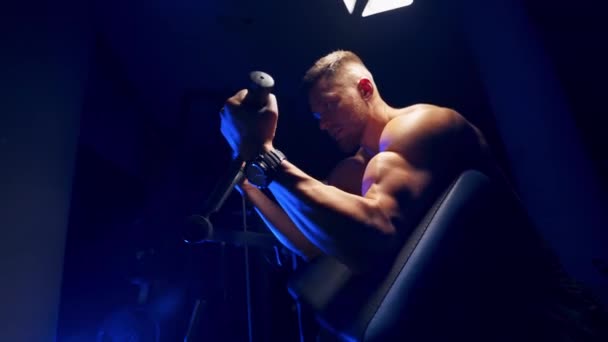 Sportlicher Mann Beim Sport Junger Kraftsportler Turnt Fitnessstudio — Stockvideo