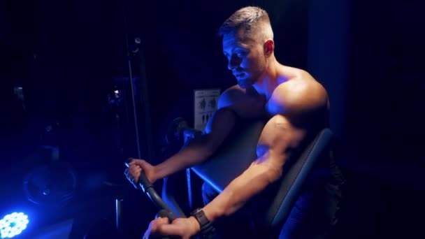 Junger Mann Beim Training Der Turnhalle Junger Stark Fokussierter Muskulöser — Stockvideo