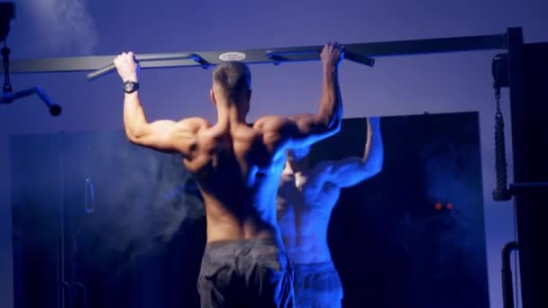 Espalda Muscular Formación Culturistas Jóvenes Atleta Muscular Fitness Masculino Tirando — Vídeo de stock