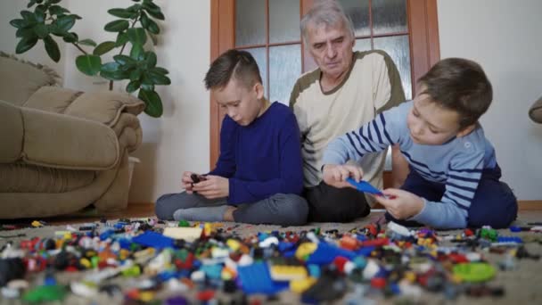 Avô Com Filho Casa Avô Brincando Com Criança Com Lotes — Vídeo de Stock