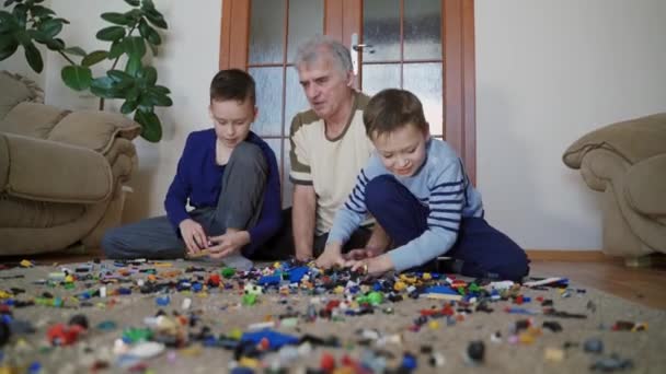Büyükbabam Evde Çocuklarla Oynuyor Büyükbaba Çocuklar Evde Dinlenirken Oyun Oynuyorlar — Stok video