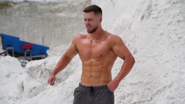 Mann Zeigt Ihr Perfekte Bauchmuskeln Gut Gebauter Bodybuilder Posiert Den — Stockvideo