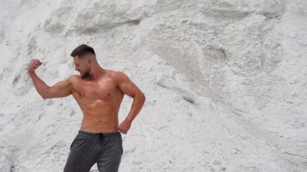 Uomo Muscoloso Posa Sulla Montagna Uomo Muscolare Con Corpo Perfetto — Video Stock