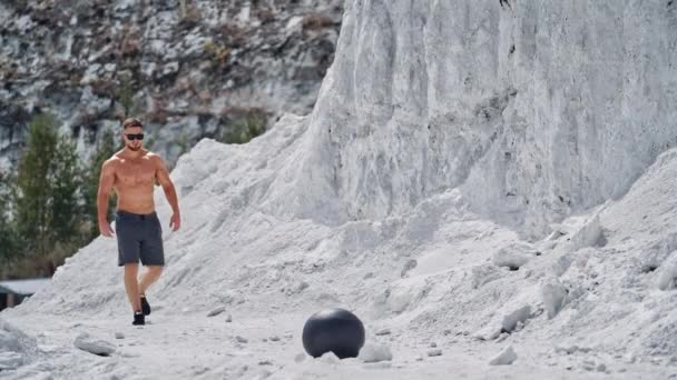 体育运动的人靠大自然锻炼 健美的家伙用天然药球做运动 — 图库视频影像