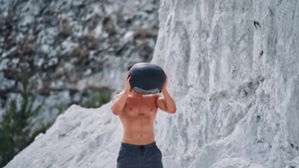 Homem Exercendo Medicina Bola Livre Jovem Saudável Exercitando Com Bola — Vídeo de Stock