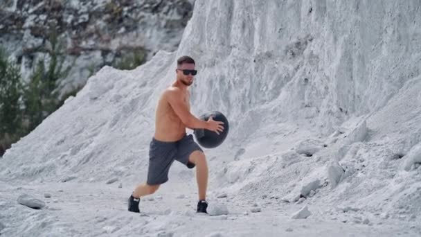 Entrenamiento Fuerza Naturaleza Hombre Deportivo Haciendo Ejercicio Con Balón Medicina — Vídeos de Stock