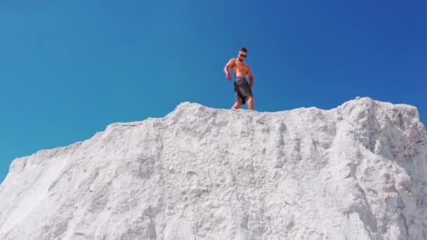 Sporty Man Posing Mountain Aerial View Posing Man Top Mountain — Stock Video