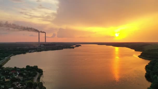 Atmosphärischer Blick Auf Den Fluss Luftaufnahme Des Flusses Bei Sonnenuntergang — Stockvideo