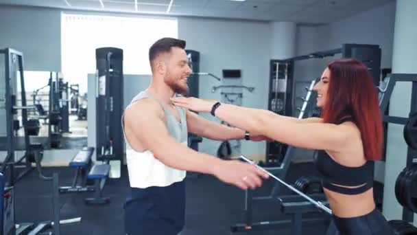 Exercício Trabalho Conjunto Jovem Casal Desportivo Trabalhando Juntos Ginásio — Vídeo de Stock