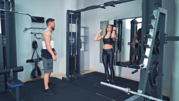 Treinamento Casal Juntos Centro Fitness Jovem Mulher Bonita Fazendo Exercícios — Vídeo de Stock