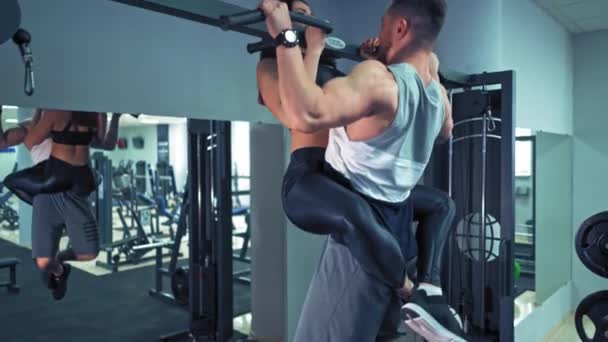 Spor Salonunda Birlikte Egzersiz Yapan Bir Çift Formda Bir Kadın — Stok video