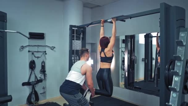 Spor Salonundaki Çift Spor Salonunda Kasları Için Egzersiz Yapan Çift — Stok video