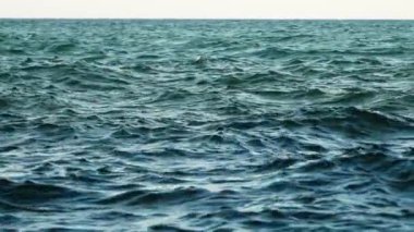 Okyanus suyu arka planı. Deniz dalgaları üzerinde ufuk, doğal arkaplan