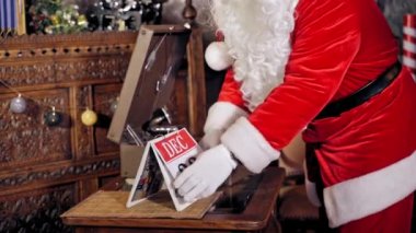 Takvimli Noel Baba. Noel Baba 'nın Noel' i beklediği takvim tarihiyle kapat