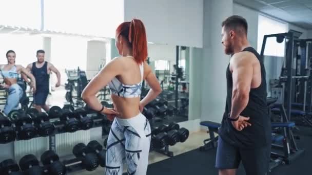 Spor Salonundaki Gençler — Stok video