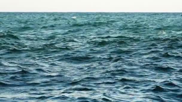 Μπλε Θαλασσινό Νερό Φόντο Άποψη Των Ήρεμων Κυμάτων Της Θάλασσας — Αρχείο Βίντεο