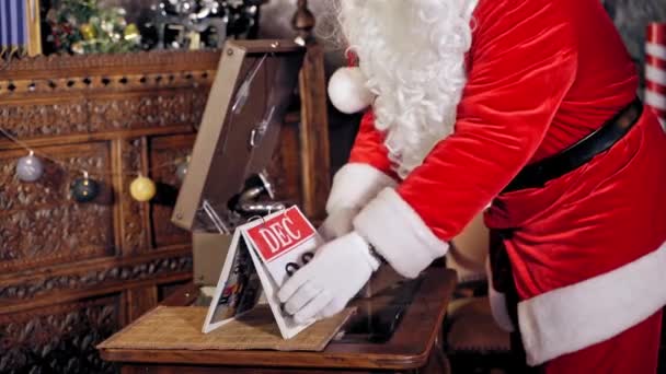 Санта Клаус Календарем Закрытие Деда Мороза Календарной Датой Ожидании Рождества — стоковое видео