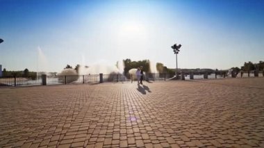 Suyun yanında dans eden çift. Neşeli genç çift çeşmeye karşı dans ediyor.