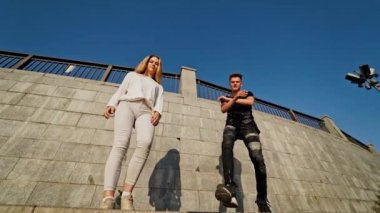 Birbirine aşık çift dans ediyor. Şehirdeki romantik genç çiftin tam boy görüntüsü.