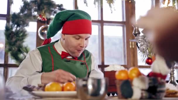 Elful Mănâncă Masă Santas Elf Mănâncă Cina Crăciun Masă — Videoclip de stoc