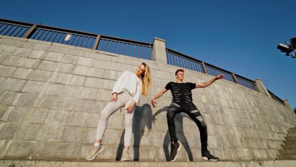 Pár Táncol Szabadban Fiatal Pár Kint Táncol — Stock videók