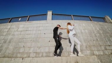 Romantik açık hava aşıkları. Mutlu çift sokakta dans ediyor.