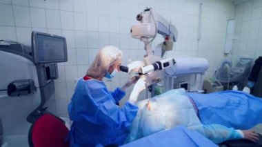 Göz ameliyatı, katarakt ameliyatı. Eldivenli cerrah elleri lazer görüş düzeltmesi yapıyor.