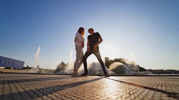遊び心のあるダンスカップル 川の堤防で踊るカップル — ストック動画