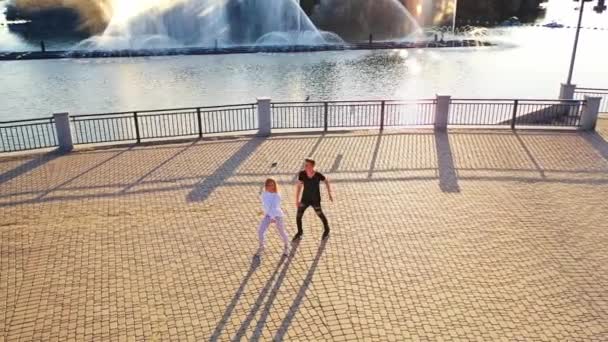 快乐的青少年在河边跳舞 在空中看到一对无忧无虑的恋人在河边跳舞 — 图库视频影像