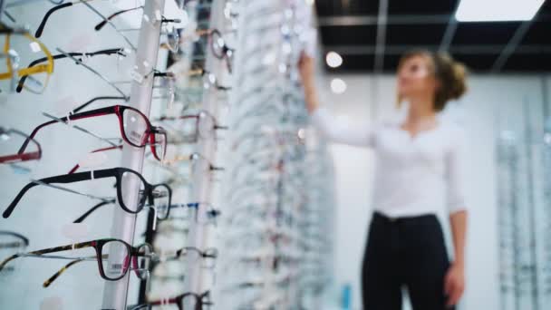 Mujer Comprando Gafas Nuevas Mujer Probándose Gafas Quiere Comprar Tienda — Vídeos de Stock