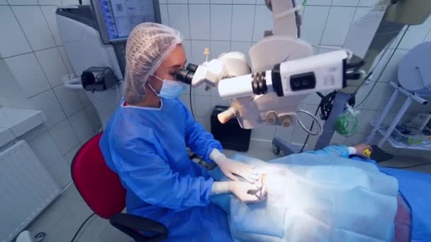 Lazer Göz Ameliyatı Yapıyorum Cerrah Ameliyathanedeki Hastanın Gözündeki Mikroskopu Inceliyor — Stok video