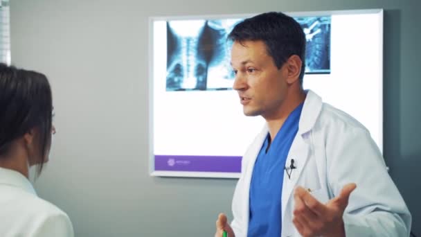 X線を調べる医者 病院でX線を見ている医師 — ストック動画