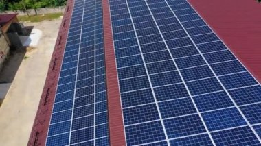 Binanın çatısındaki güneş panelleri. Evin çatısında fotovoltaik güneş pili panelleri olan güneş enerjisi sistemi