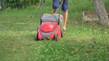 Bahçedeki çim biçme makinesi. Çim biçme makinesi yeşil çimlerde